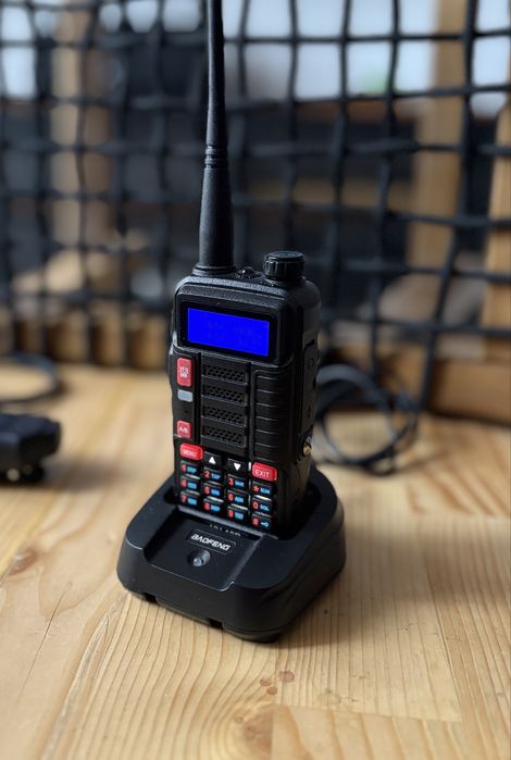 Statie Baofeng UV-10 R cu Casti si Microfon Auxiliar Airsoft