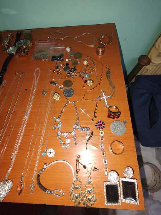 Ceasuri și diferite bijuterii din argint,inox sau placate cu aur
