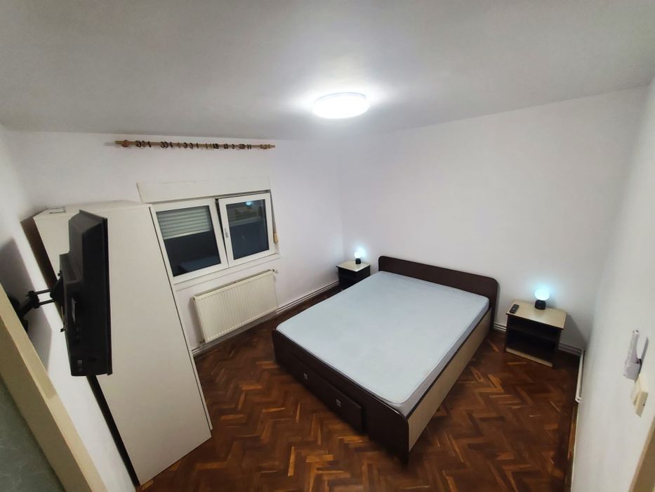 Inchiriez Apartament 3 camere, Strand, Parter, disponibil de la 01.07.2026