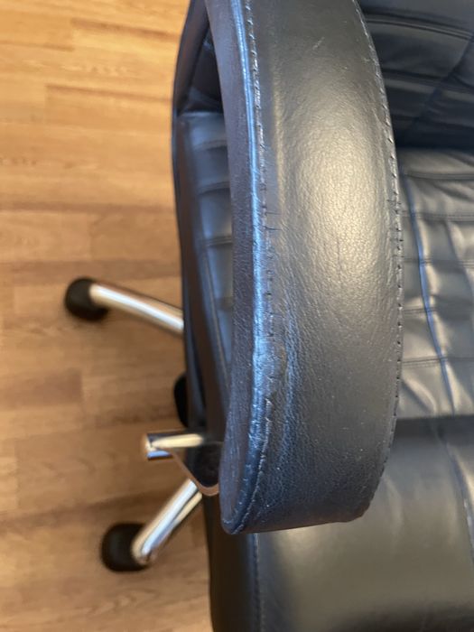 Кожаное кресло руководителя