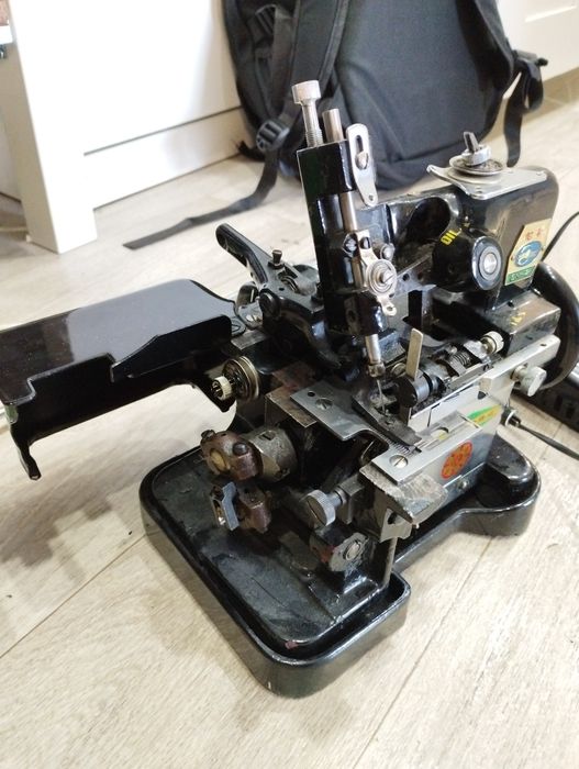 Оверлок бытовой продам