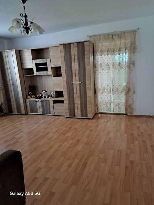 Închiriez apartament două camere , etaj 2