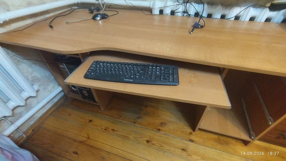 Продам компьютерный стол