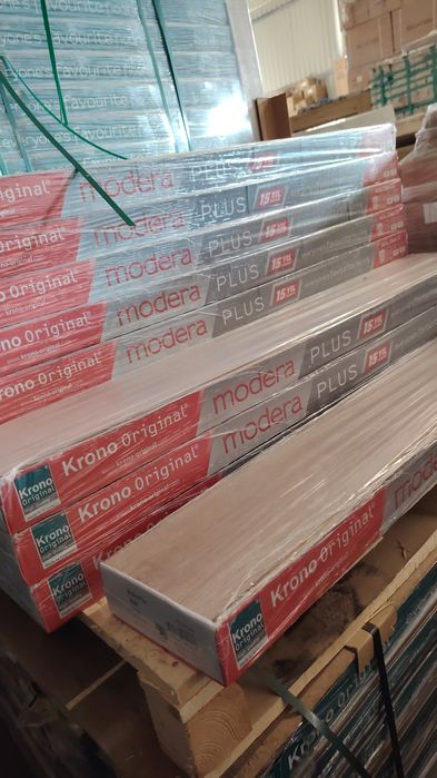 Faianță, gresie și parchet  în stare foarte bună și de calitate.