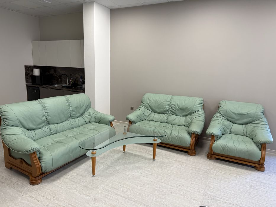 Всекидневна сет- дивани и стъклена маса