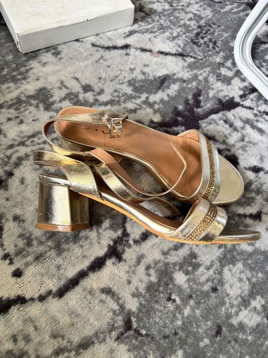 Дамски сандали с нисък ток