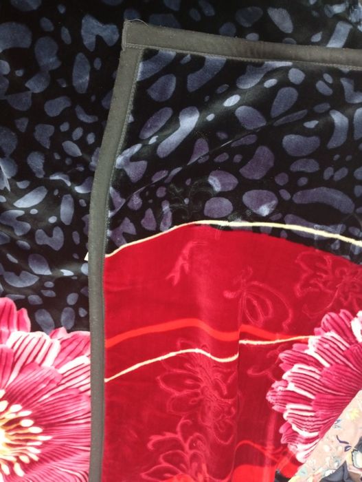 Адёл продаётся двух сторон