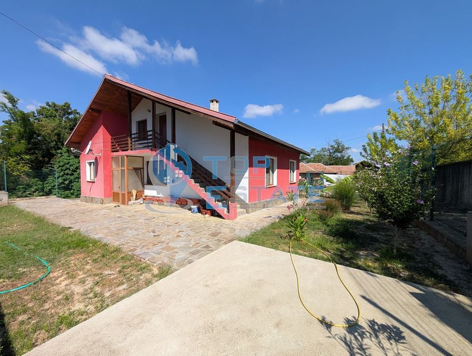 Масивна двуетажна къща в село Караисен