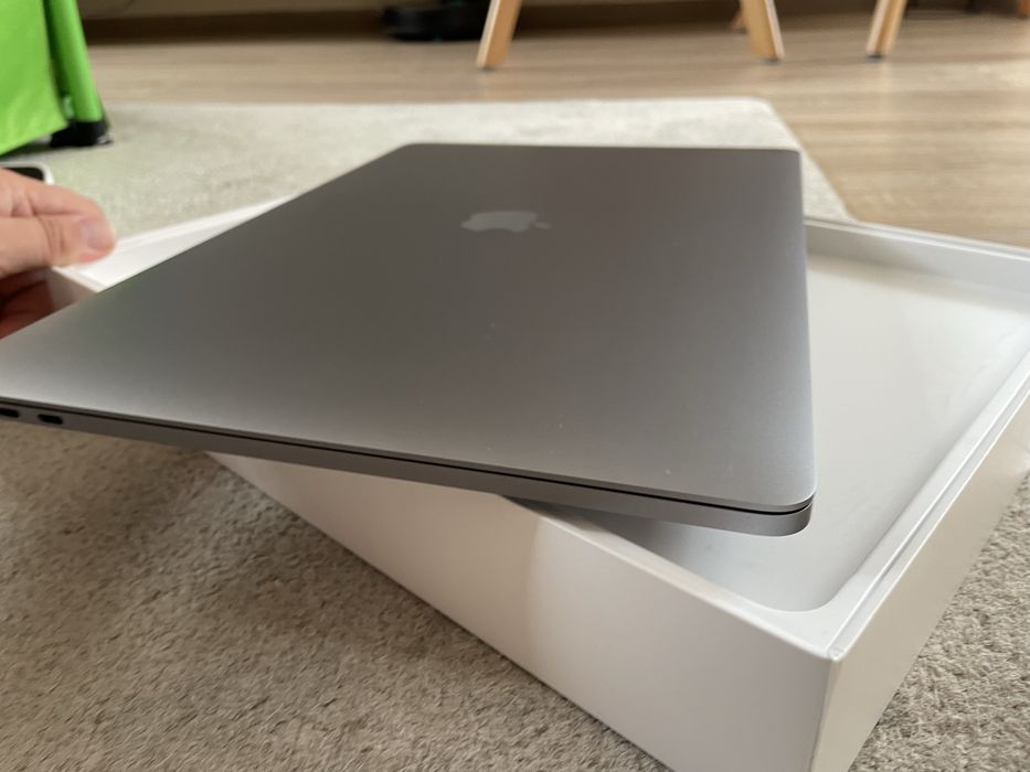 MacBook Pro 2019 cu Touch Bar i7 RadeonPro 555x 16GB RAM / 256GB SSD