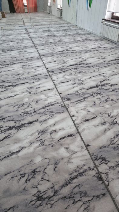 Продается офисные столы, стулья, палас, зеркало, шкаф.