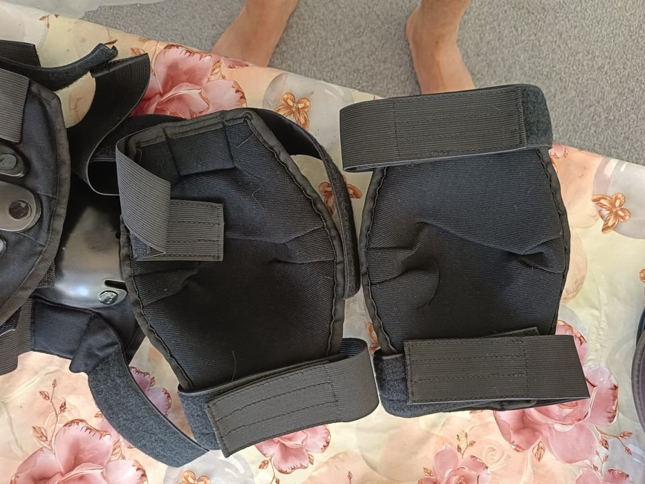 Защитные шлем на коленях