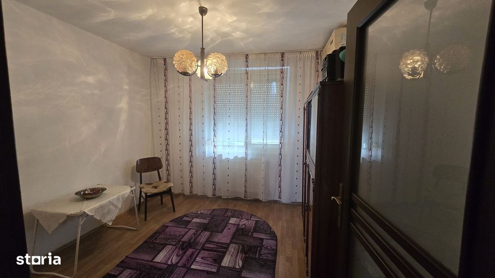 Vand apartament cu 4 camere zona centrala