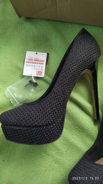 Обувки на висок ток Bershka размер 37