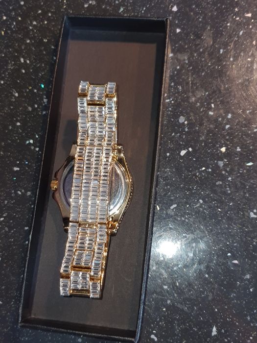 мъжки часовник  с камъни