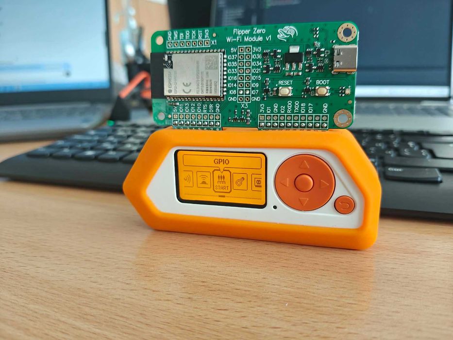 Flipper Zero + Wi-Fi Devboard (Marauder) + Momentum + SD Card
