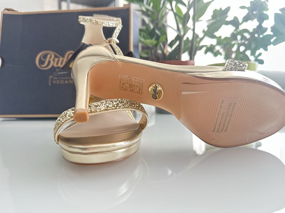 Дамски сандали на ток Buffalo