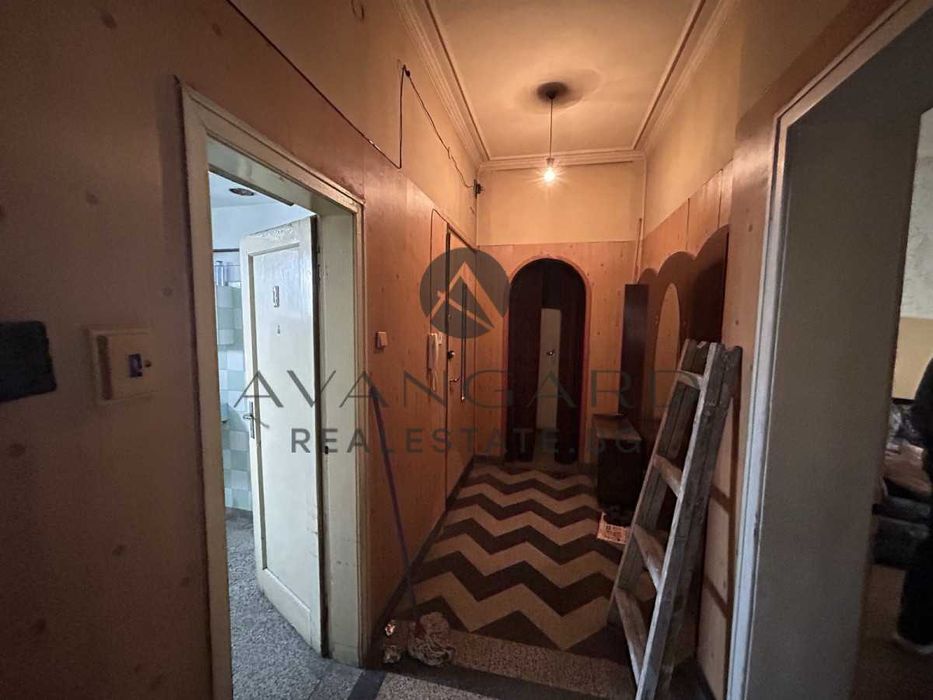 оф.21484 Етаж от къща с гараж и две паркоместа/ Водната палата