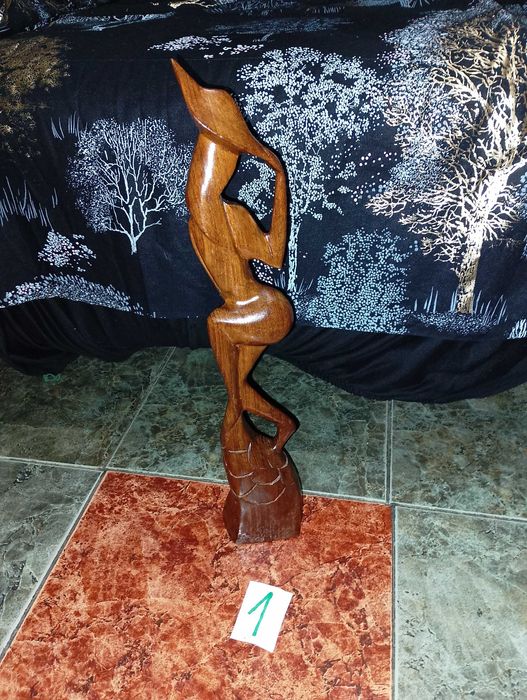 Еротични статуетки от дърво