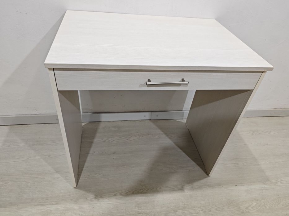 Столы Письменные для взрослых и школьников.