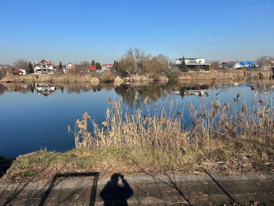 Teren de vanzare pe malul lacului in Stefanestii de Jos