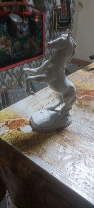 Фигура на бял кон от порцелан!