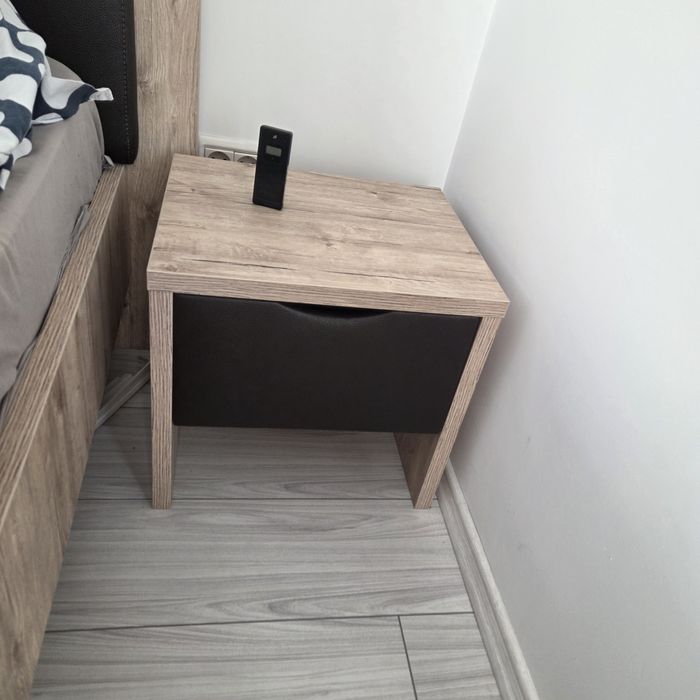 Pat matrimonial 160x200 cu saltea + 2 noptiere – set complet,