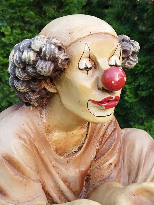 Jun Asilo,Колекционерска фигура на просещ клоун