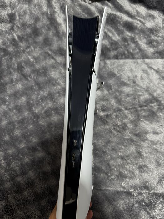 Vând PS5 Digital Edition 1TB – ca nou, cumpărat în ianuarie**