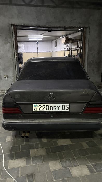 Продам машину мерс 124