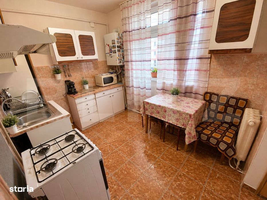 Apartament 4 camere, decomandat, etaj intermediar, Baciu