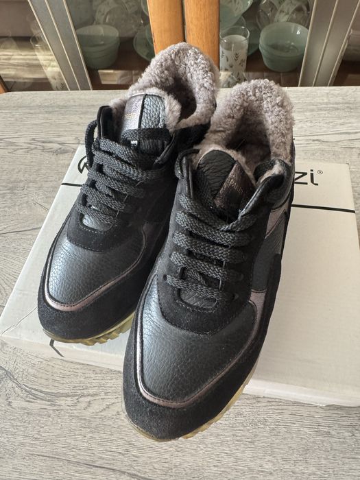 Продам зимние кроссовки