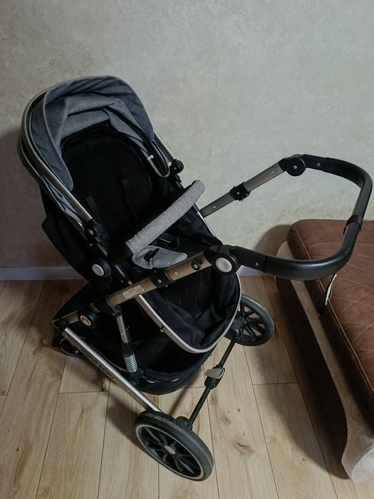 Продам коляску-трансформер в отличном состоянии.