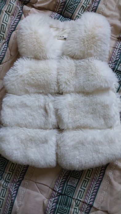 Продам меховой жилет для девочки