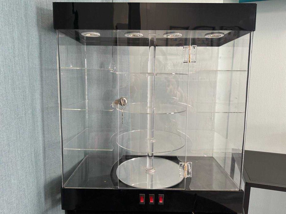Акрилна въртяща се витрина с LED осветление и ключалка