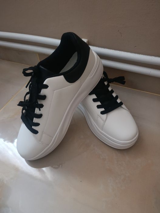 Чисто нови унисекс кецове. Бели и Черни