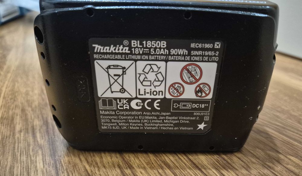Комплект Макита оригинална батериия 5Ah Makita BL1850B и оригинално бързо зарядно Makita DC18RC LXT 18V (чисто нови и неизползвани)