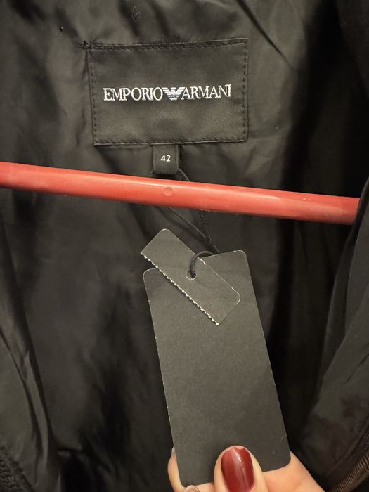 Продам новую куртку Armani размер 42
