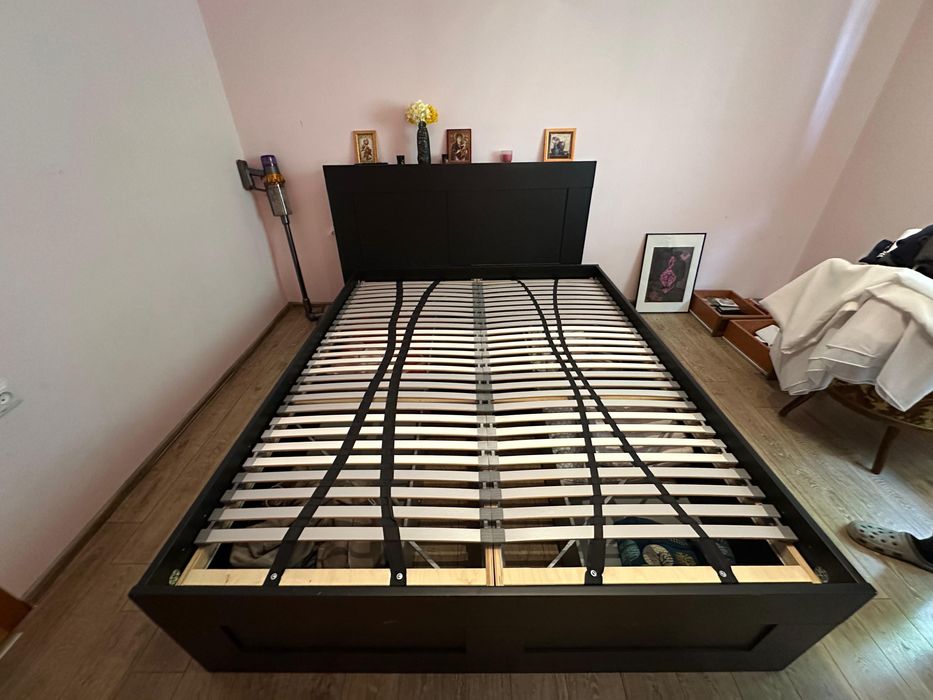 Vând pat Ikea Brimnes dimensiuni 200 pe 160, culoare neagră