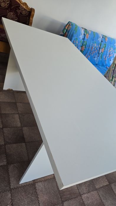 Стол и кухонный уголок диван