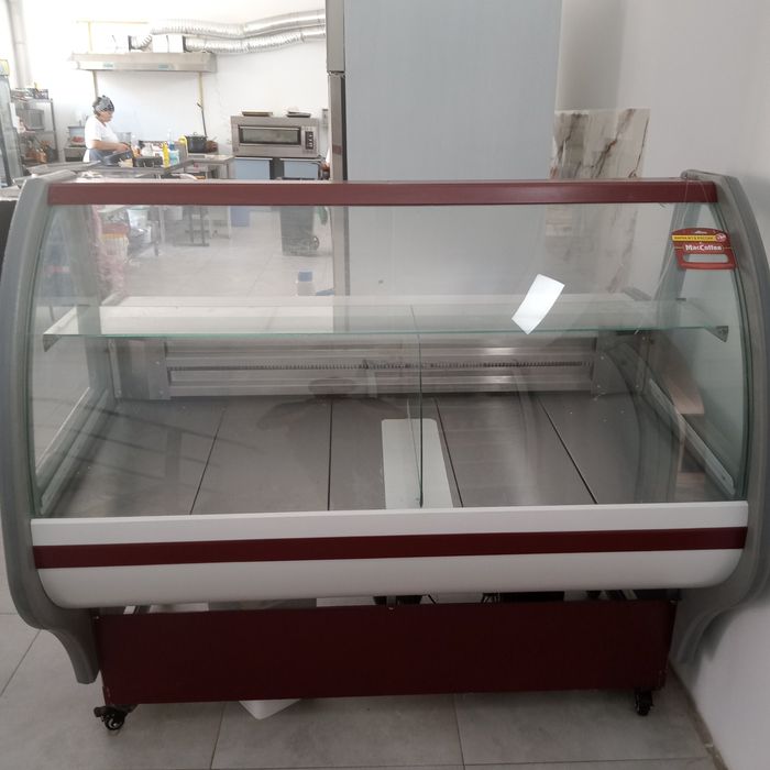 Витрийнный холодильник