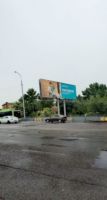 Рекламные услуги бренда с крупными буквами на перевале Воха