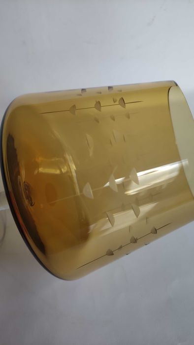 Красива бонбониера  от цветен кристал в кехлибарен цвят