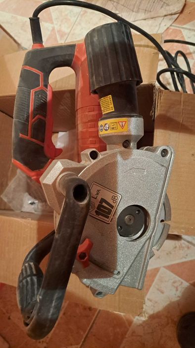 Masina de frezat caneluri 1600 W, HECHT 1660