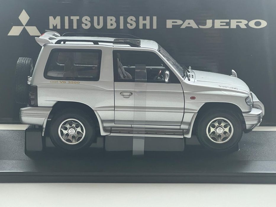 1:18 Mitsubishi Pajero SWB '1998 silver.