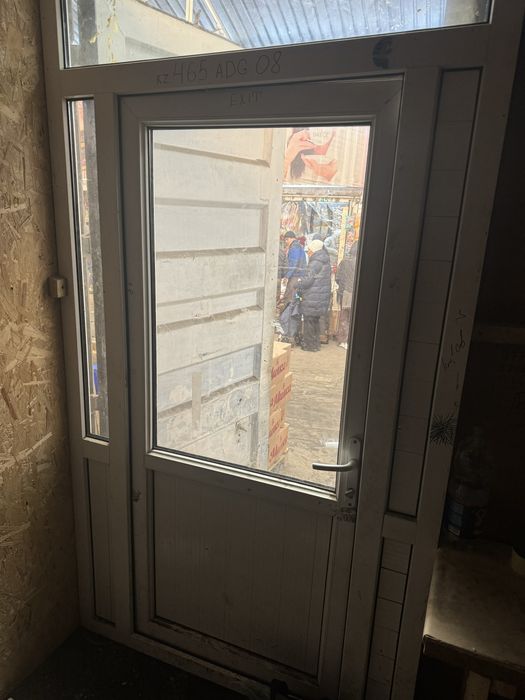 Пластиковый дверь в хорошом состоение