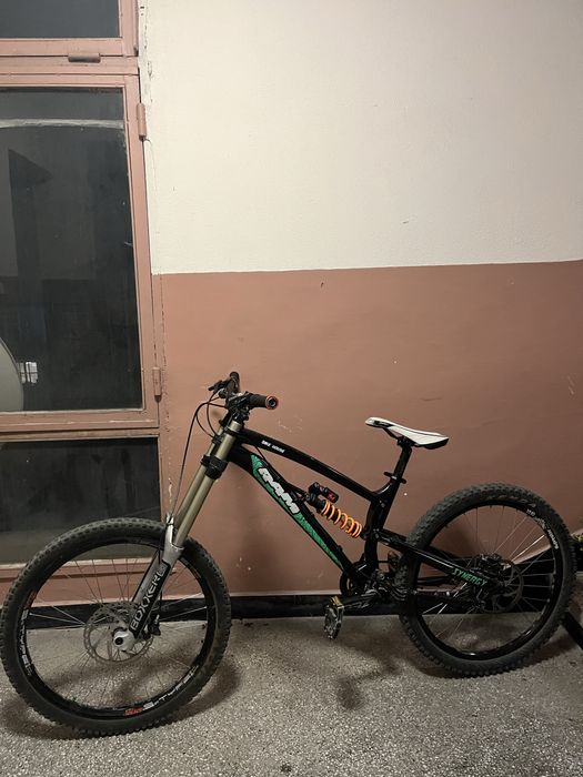 Продавам колелo DH и каска