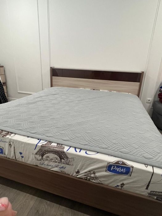 Кровать с двумя тумбочками