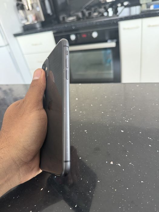 iPhone 11 - 64 GB | Baterie nouă (100%) | Stare vizuală foarte bună (8/10)