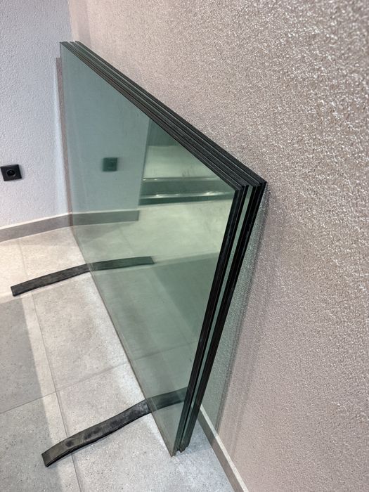 Balustrada sticla dubla si securizata, 5,18 m lung. Pretul total 600 lei.