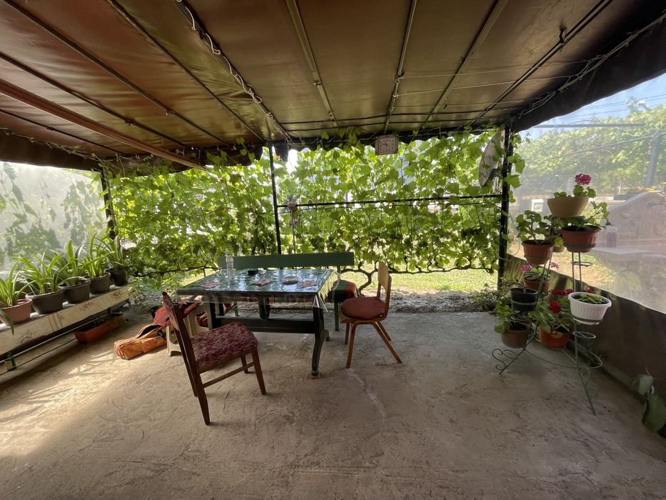 Продава КЪЩА с гараж и двор с.Межден